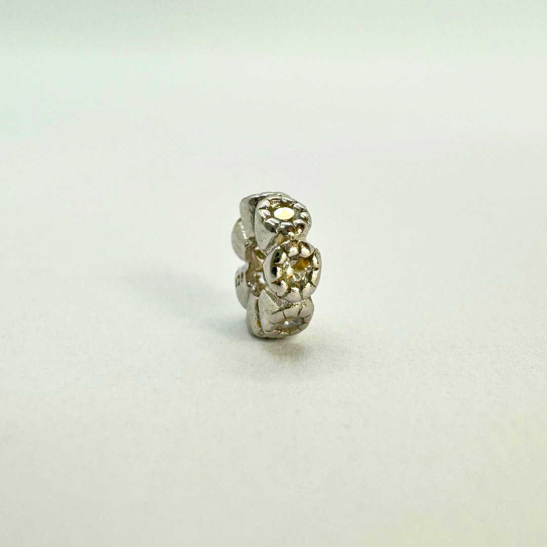 Perles en argent incrustées de pierres