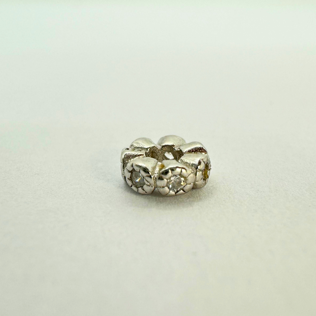Perles en argent incrustées de pierres