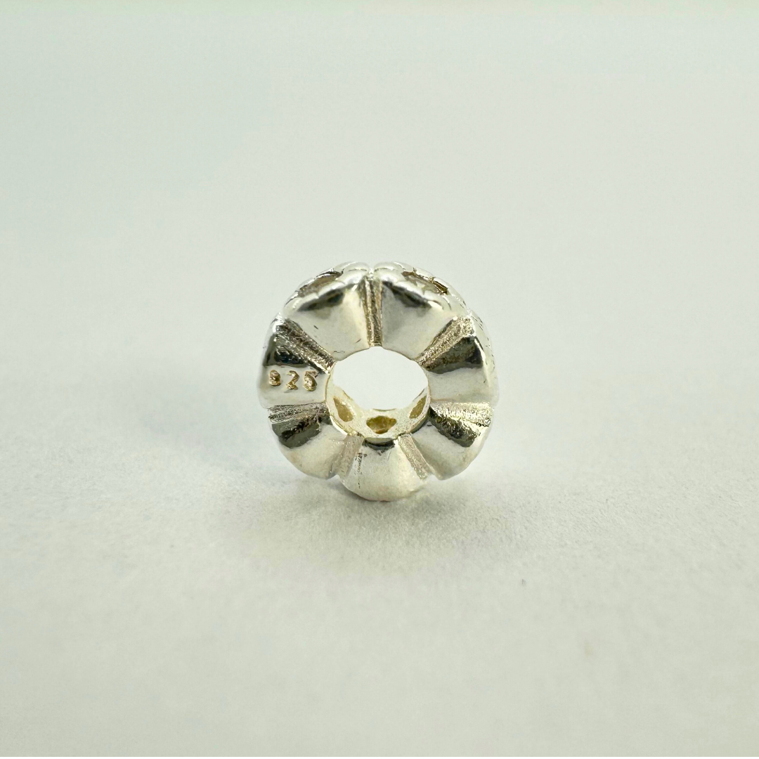 Perles en argent incrustées de pierres