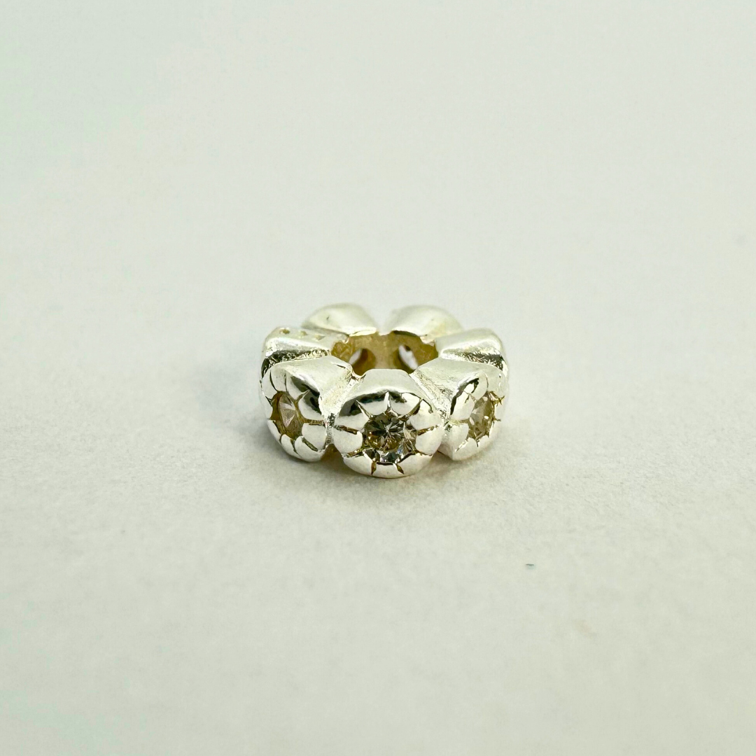 Perles en argent incrustées de pierres