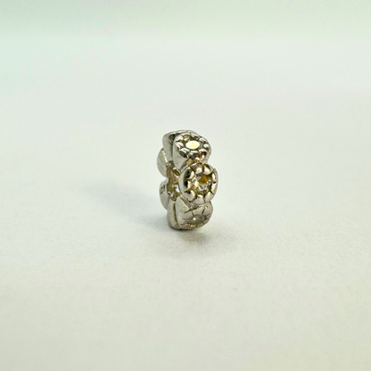 Perles en argent incrustées de pierres