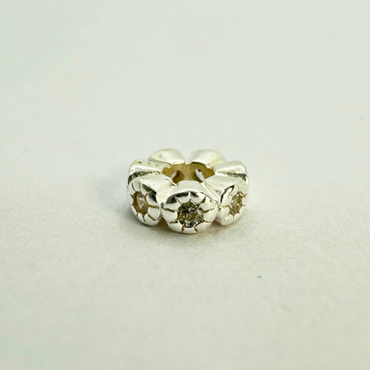 Perles en argent incrustées de pierres